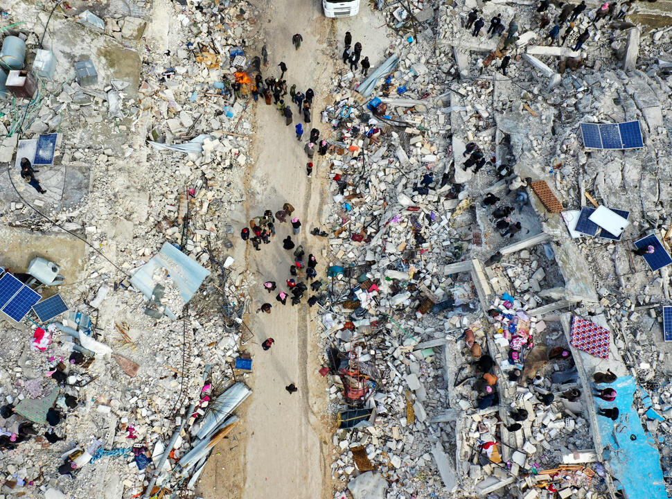 Une course contre la montre pour secourir et aider les survivant·e·s en Türkiye…