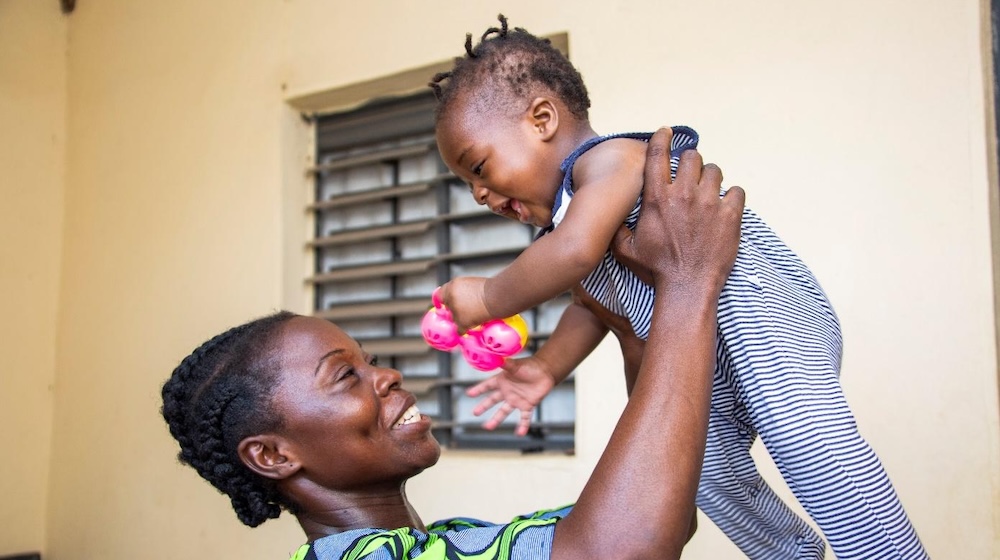 « Donner le sourire aux femmes et aux bébés » : en Côte d’Ivoire, les sages-femmes permettent des accouchements en toute sécurité