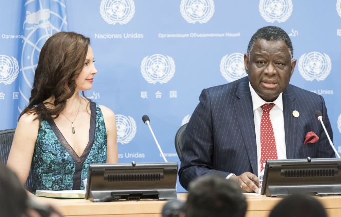 Ashley Judds sits as a press conferences besides UNFPA's Executive Director. 