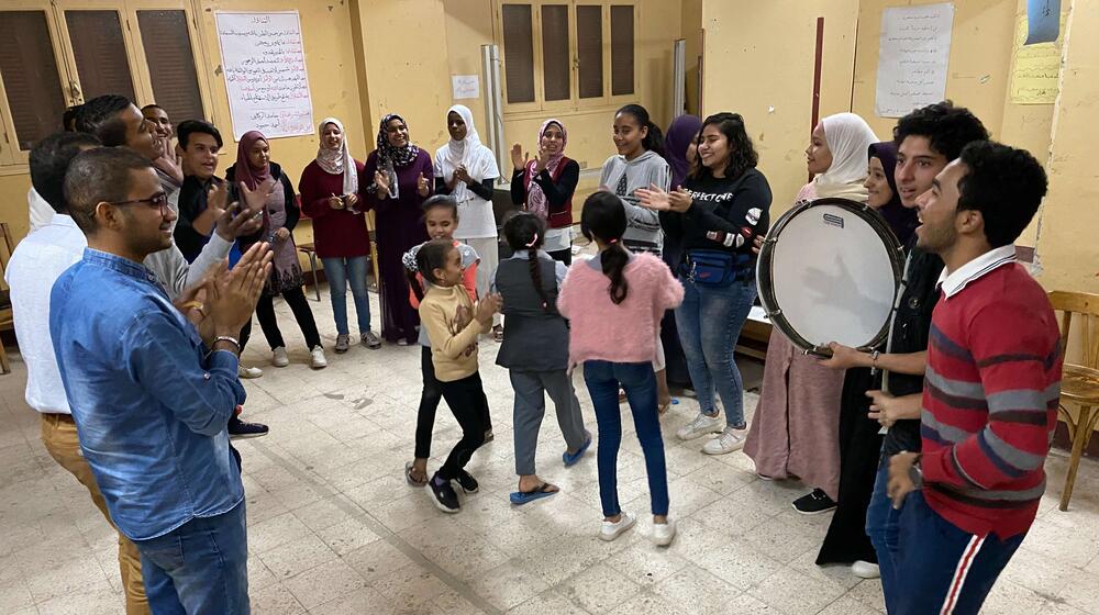 Un groupe danse et joue de la musique.