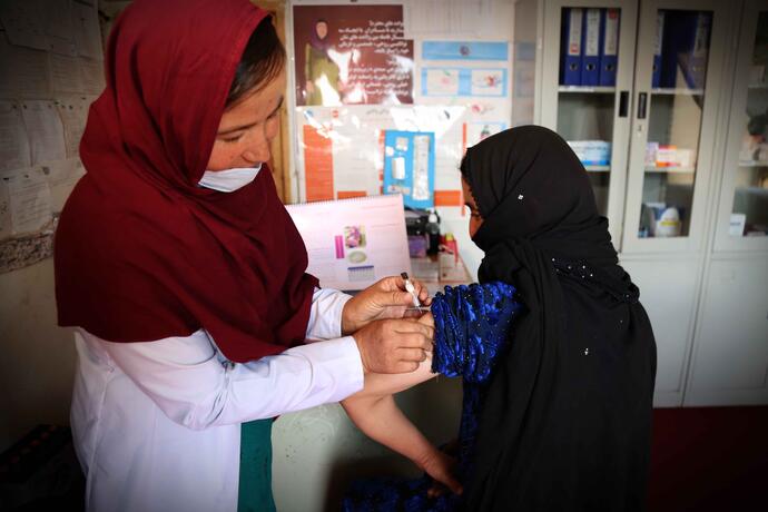 Une femme fournit un service de santé à une autre femme.