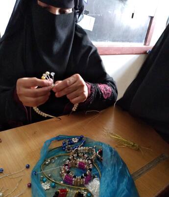 Une femme fabrique des bijoux