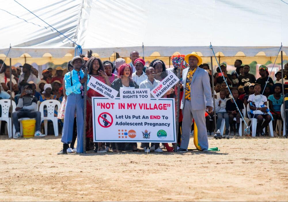 Un grupo de artistas con carteles que abogan por poner fin al embarazo adolescente.