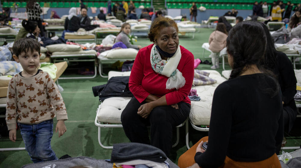 El Director Ejecutivo habla con los refugiados.