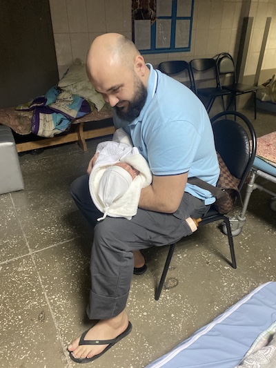 Un hombre y un bebe