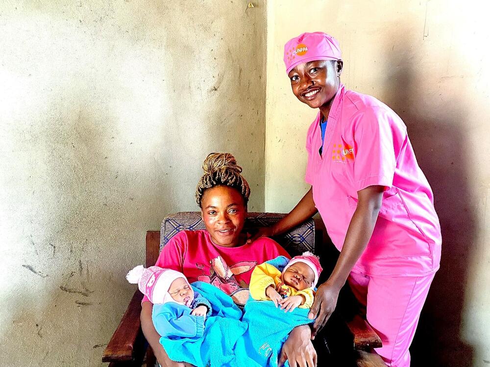 Stella Tchiwobe, sage-femme, avec Mme Mirabelle et ses jumeaux à Bana, au Cameroun. 