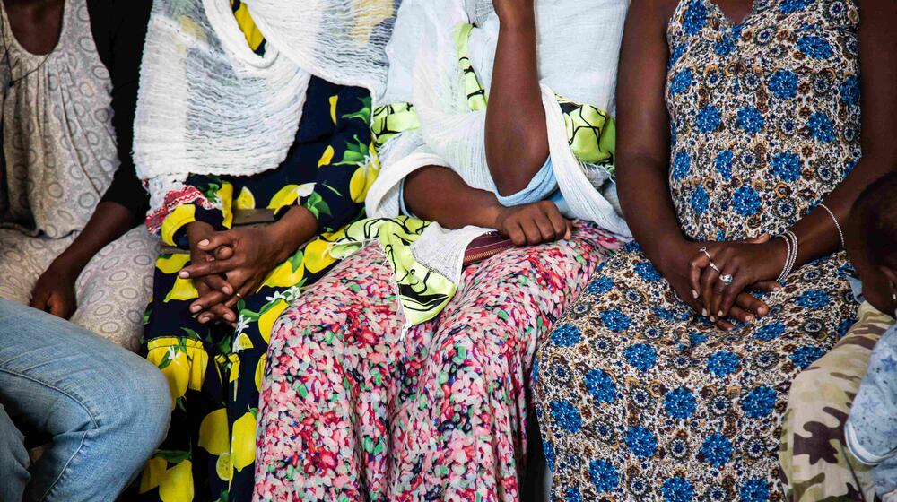 Un groupe de femmes assises ensemble.