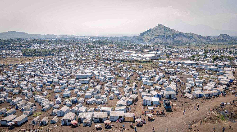 Foto aérea de tiendas improvisadas en un campamento de desplazados internos en la zona rural de la RDC.