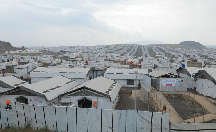 Vista de un campamento de desplazados en el que se ven cientos de tiendas de campaña