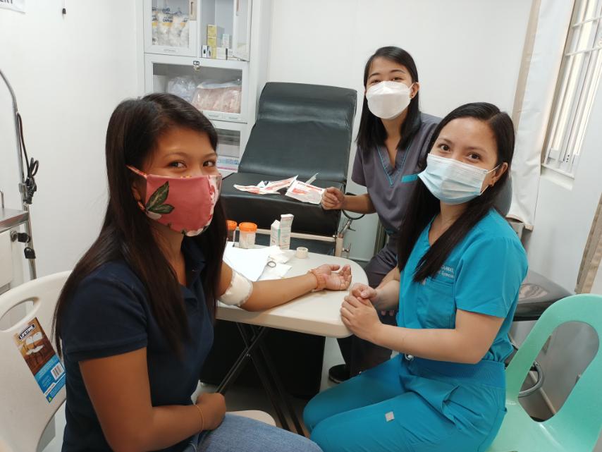 Femme recevant des soins médicaux.