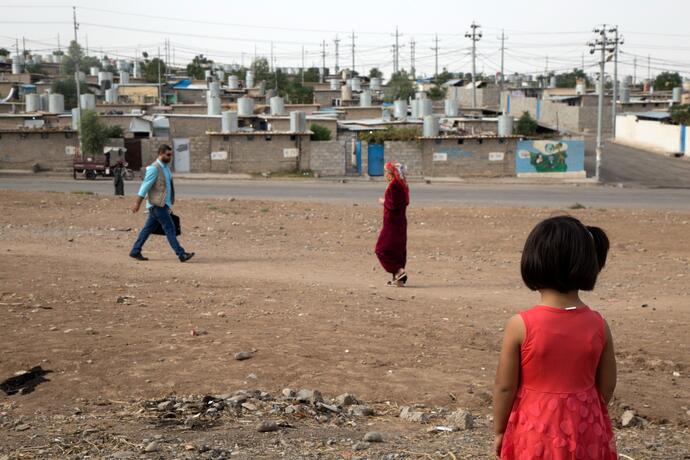 Una niña mirando hacia una ciudad.