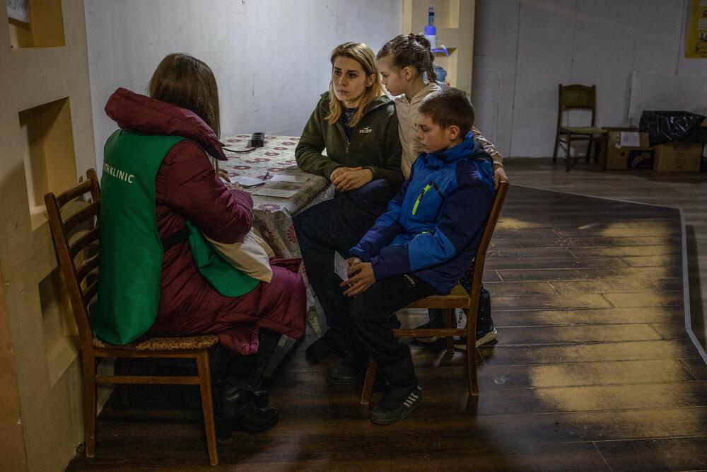 Une famille à table