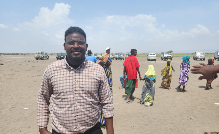 At a school in the Tadjourah region, teacher Ibrahim spreads the message among his young students of how critical it is to protect girls’ health and well-being by abandoning female genital mutilation. ©UNFPA / Fahmia Al Fotih