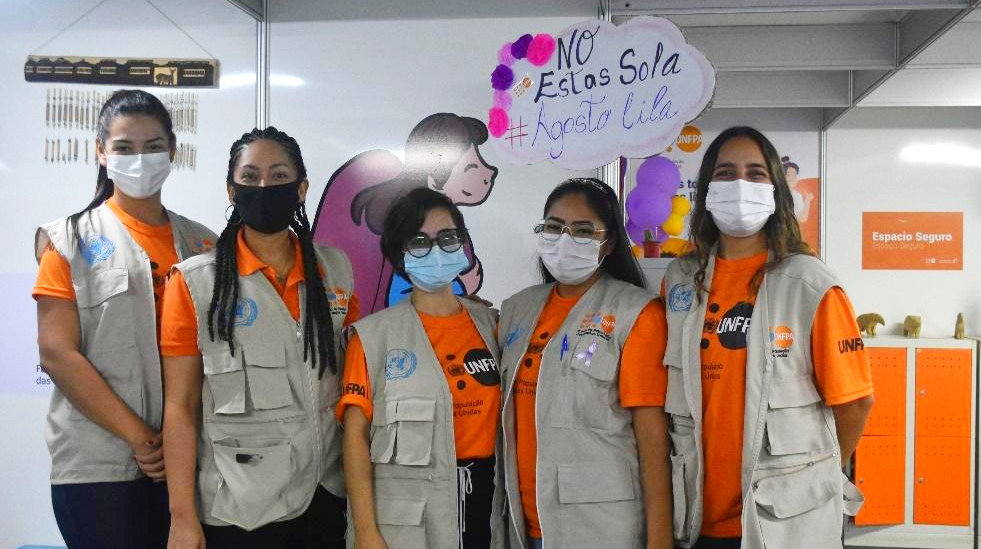 Un grupo de personal del UNFPA sonríe para una foto grupal.