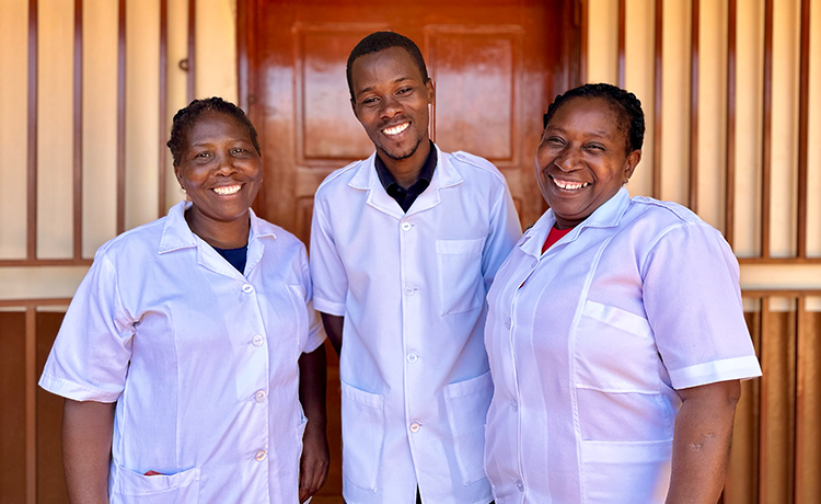 Tres trabajadores de la salud en exteriores.