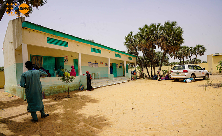  Un bâtiment de plain-pied encadré de palmiers