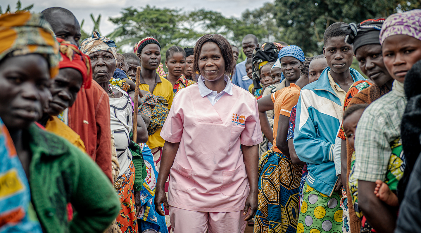 La partera Esther Okunia apoya a mujeres y niñas desplazadas en la provincia de Ituri.