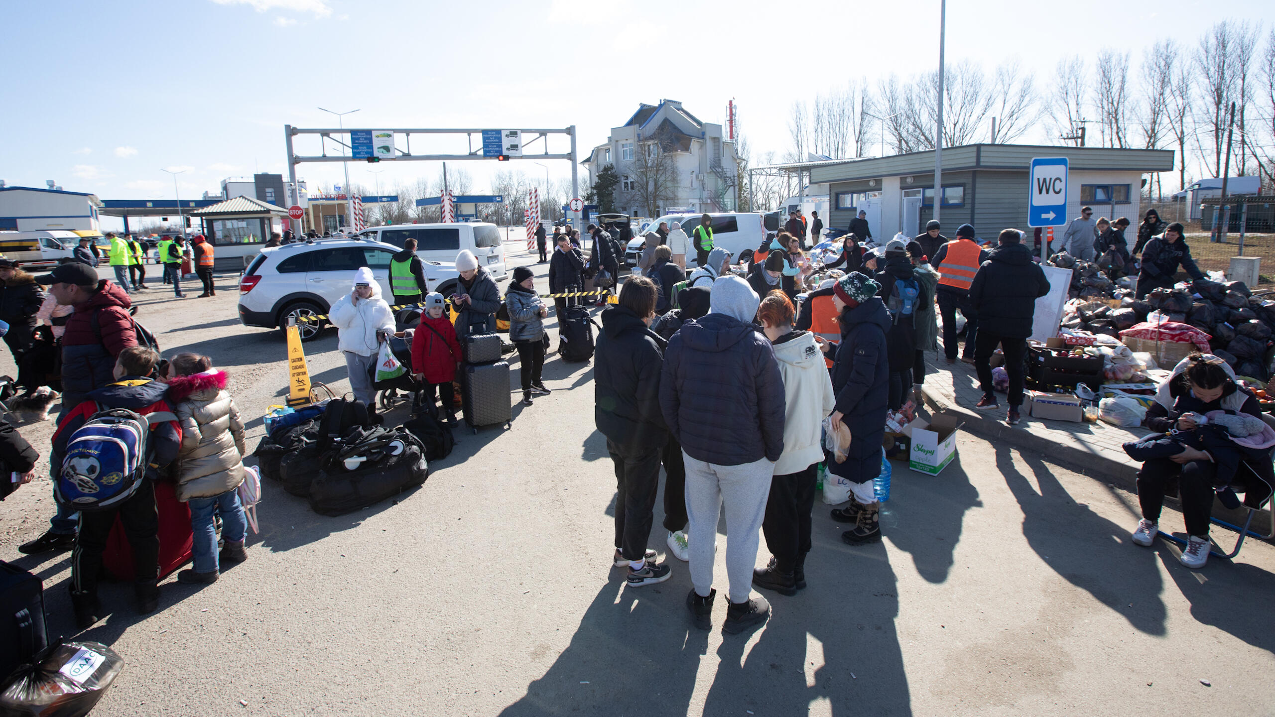 Une foule de personnes est rassemblée.