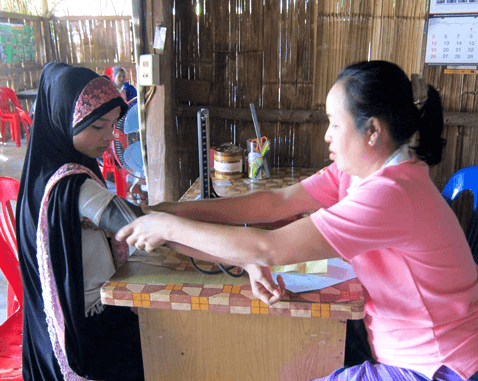 A Rohingya refugee receives a health check-up.