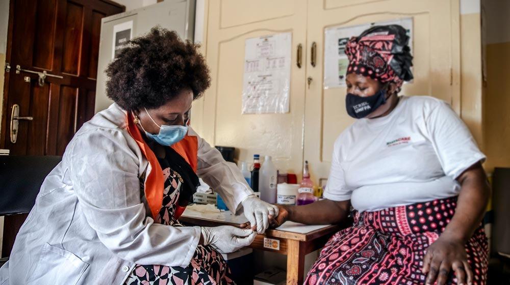 Una mujer que recibe un servicio de salud.