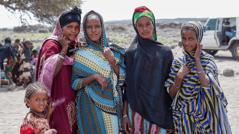 Mujeres y niñas de la aldea de Otoy, en la región de Tadjourah, en Yibuti, donde un movimiento comunitario ha conseguido que se abandone la mutilación genital femenina.  	Programa Conjunto UNFPA-UNICEF para la Eliminación de la Mutilación Genital Femenina/AGENCE NEUVIEME