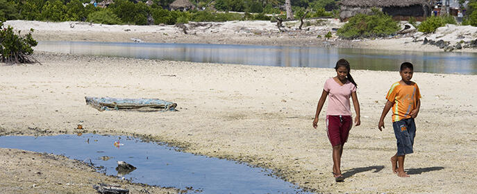 Residentes de Kiribati, un país conformado por islas de baja altitud amenazado por el aumento del nivel del mar. Fotografía: UN Photo/Eskinder Debebe 