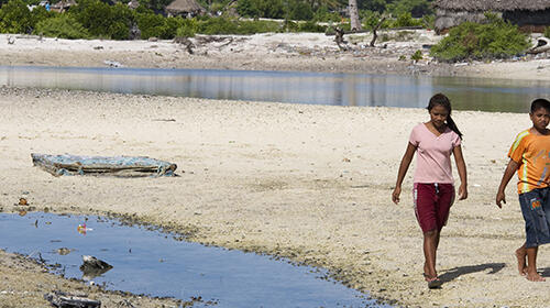 Des habitants de Kiribati, un archipel de faible altitude menacé par la montée du niveau des mers. Crédits photo: UN Photo/Eskinder Debebe