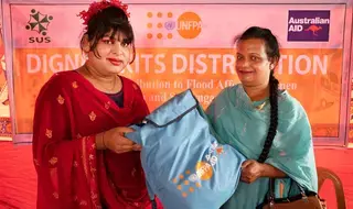 « Pourquoi sommes-nous exclues ? » : l’UNFPA distribue des kits…