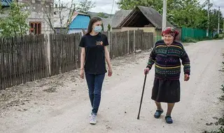 Cubrir las necesidades de las personas mayores mediante la...